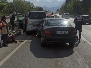Manisa’da 3 Araç Birbirine Girdi: 5 Yaralı
