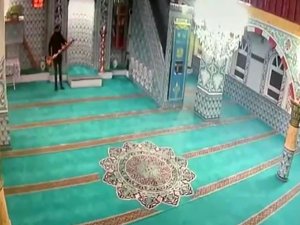 Ümraniye’de Camiden Şamdan Çalan Hırsız Yakalandı