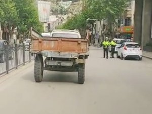Traktör Römorku Takılı Minibüsün Tehlikeli Yolculuğu Kamerada