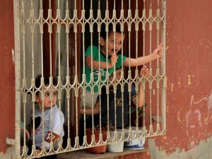 Çocuklardan Birini Dövüp Sokağa Attı, 4’ünü Eve Kilitleyip Cezaevine Gitti