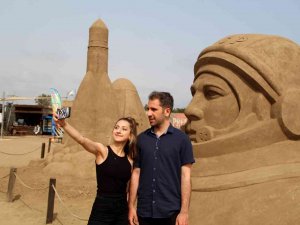 ’Uzay Macerası’ Temalı Kum Heykellere Yoğun İlgi