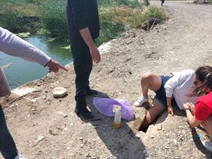 Köprüde Ayağı Sıkışan Kadını İtfaiye Kurtardı