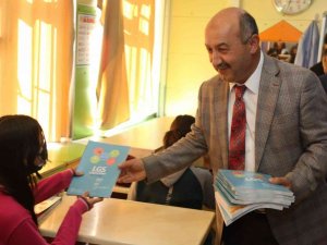 Kütahya’da Öğrencilere Yardımcı Kaynak Paketi Dağıtıldı