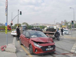 Alibeyköy’de Tramvay İle Otomobil Çarpıştı