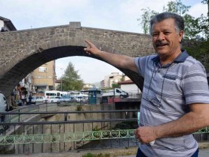 Tarihi Köprü Üzerindeki Figürle Dikkat Çekiyor