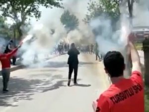Manisa’da Sis Bombası Taraftarın Elinde Patladı
