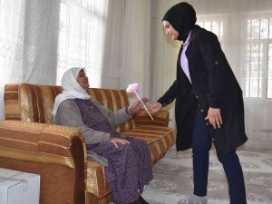 Meslek Lisesi Öğrencileri Yaşlıların Evlerini Temizliyor