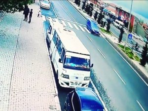 Otomobilin Çarptığı Motosiklet Sürücüsü Metrelerce Savruldu