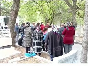 Başından Silahla Vurulmuş Halde Bulunan Kadın Son Yolculuğuna Uğurlandı