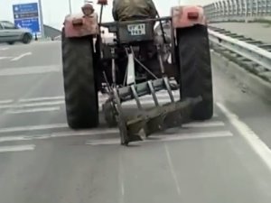 Traktör Arkasındaki Sabanla Asfaltı Çizerek Karayolunda Seyir Etti