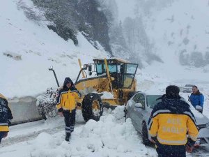 Artvin’de Mayıs Ayında Yağan Kar 6 Köyün Yolunu Kapattı