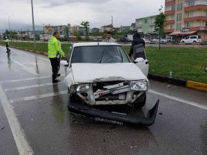 Hastaneye Giderken Kaza Geçirdiler