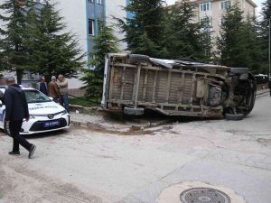 Yolcu Minibüsünün Çarptığı Panelvan Araç Bahçe Duvarına Devrildi
