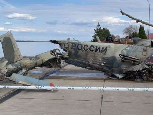 Ukrayna’da Nehirden Rus Helikopterinin Enkazı Çıkarıldı
