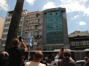 Genç Adam Çatıya Çıktı, Vatandaş Cep Telefonlarına Sarıldı
