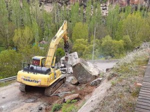 Sağanak Yağışla Düşen Kaya Parçaları Yolu Trafiğe Kapattı