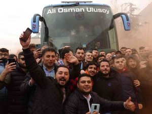 Bordo-mavili Taraftarlar, Şampiyon Takımlarını Hatay’a Meşaleler Ve Tezahüratlarla Uğurladılar