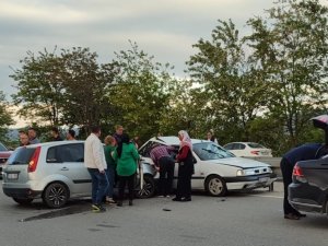 Zincirleme Kazaya İlk Müdahaleyi Başkan Ve Doktor Eşi Yaptı