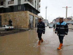Başkan Şerifoğulları Yağış Sonrası Sahaya İnerek İncelemelerde Bulundu