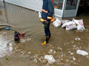Elazığ’da Sağanak Yağış Sonrası İş Yerlerini Su Bastı