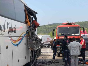 Bursa’da Hafriyat Kamyonu Yolcu Otobüsüne Çarptı: 1 Ölü 6 Yaralı