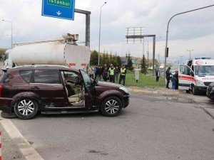 Ciple Otomobil Kavşakta Çarpıştı: 2 Yaralı