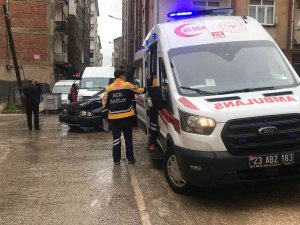 Elazığ’da Minibüs İle Otomobil Çarpıştı: 3 Yaralı