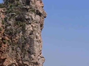 30 Metrelik Falezlerden Canını Hiçe Sayarak Denize Atladı