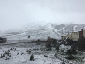 Mayıs Ayında Yağan Kar Erciyes’i Beyaza Büründü