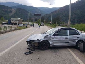 Odun Yüklü Tırın Çarptığı Otomobil Metrelerce Sürüklendi: 2 Yaralı