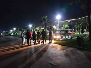 Yaşlı Kadını Kayalıklardan Atlamaktan Son Anda Kurtardılar