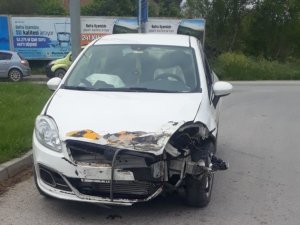 Ambulans İle Otomobil Çarpıştı: 2 Yaralı