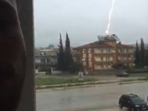 Yağmuru Çekerken Binanın Üzerine Yıldırım Düştü