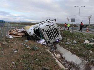 Mobilya Malzemesi Yüklü Tır Şarampole Devrildi: 1 Ölü