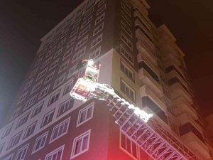 Kahramanmaraş’ta 14 Katlı Binanın Çatı Katında Yangın Çıktı