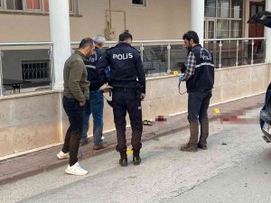 Kazanın Ardından Kendisini Uyaran 2 Kişiye Kurşun Yağdırdı