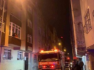 Bağcılar’da 4 Katlı Binanın Çatısı Alev Alev Yandı