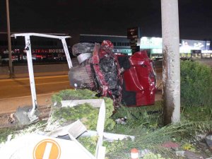 "Dur" İhtarına Uymayan Araç, Akaryakıt İstasyonuna Giren Otomobile Çarptı
