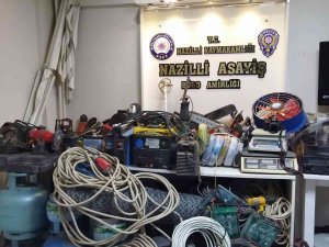 Evden Çıkanlar Polisleri Bile Şaşırttı