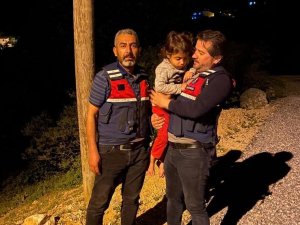 Kaybolan Küçük Kız, Evinin Uzağında Duvar Kenarında Uyurken Bulundu