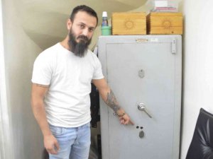 Gaziosmanpaşa’da Matkap İle Deldikleri Kasadan 200 Bin Lira Değerinde Saat Ve Telefon Çaldılar