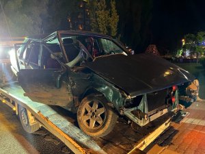 Otomobil İle Ticari Taksi Çarpıştı, 3 Kişi Yaralandı