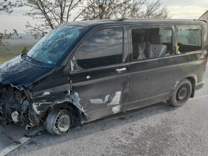 Bariyerlere Çarpan Minibüste 1 Kişi Öldü, 2’si Çocuk 3 Kişi Yaralandı