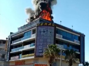 Hatay’da Alışveriş Merkezinin Teras Katındaki Kafede Korkutan Yangın