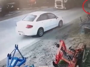 12 Tonluk Metal Rulo Yola Düştü, Araçlar Ezilmekten Son Anda Kurtuldu