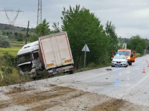 Refüje Çarpan Tır Yoldan Çıktı: 1 Yaralı