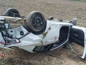Takla Atıp Tarım Arazisine Devrilen Otomobilde 5 Kişi Yaralandı