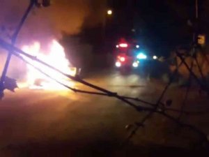 Park Halindeki Otomobil Alev Alev Yandı