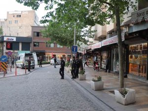 Bacağına Saplanan Bıçakla Kaçıp Canını Kurtarmaya Çalıştı
