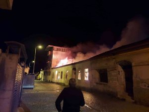Söke’nin Tarihi Mahallesindeki Metruk Evde Çıkan Yangın Korkuttu